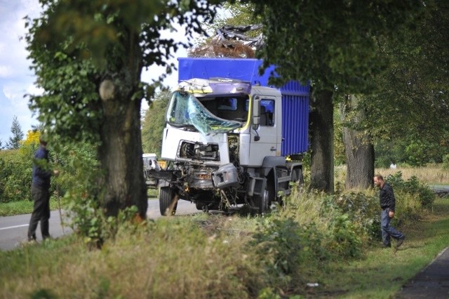 - Od Bierkowa w kierunku Słupska jechał ciężarowy MAN. Jego kierowca chcąc uniknąć zderzenia z poprzedzającym go pojazdem zjechał na przeciwległy pas ruchu &#8211; informuje Sławomir Cistowski, pełniący obowiązki rzecznika policji w Słupsku.