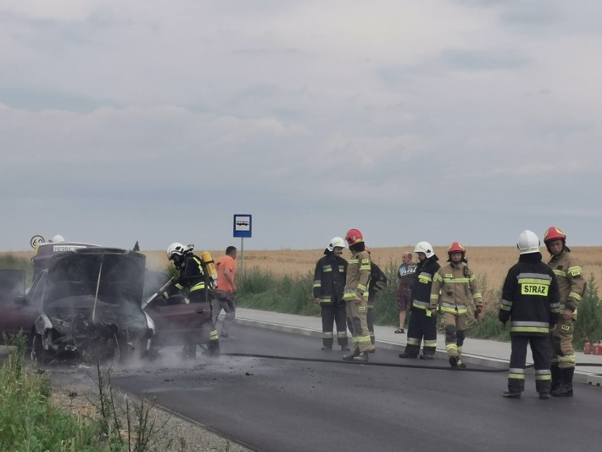 Na poboczu płonie Audi A4