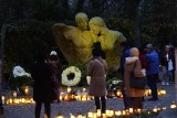 Grób rodziny Kulczyków i cmentarz przy ul. Nowina w Poznaniu. Tak wygląda po zmroku 1 listopada [ZDJĘCIA]