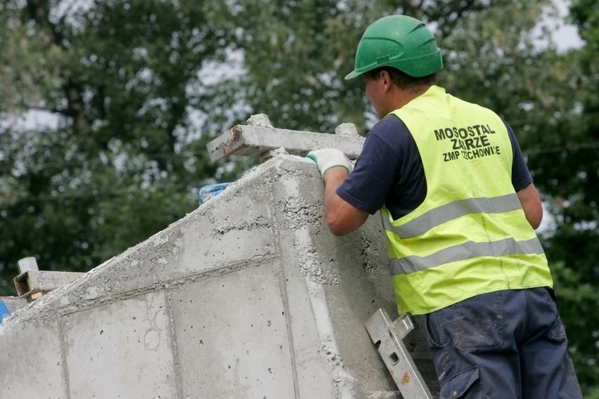 Kolejka gondolowa nad Odrą już w budowie. Pojedziemy nią w październiku (ZDJĘCIA)