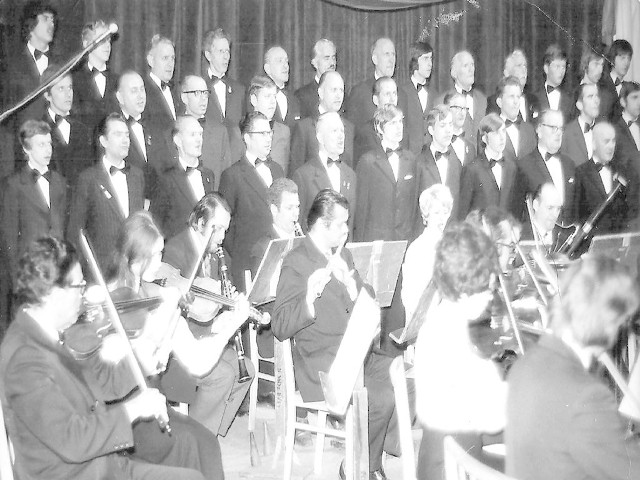 To zdjęcie wykonano podczas występu chóru z orkiestrą w 90. rocznicę istnienia chóru. Był to rok 1973. Tata pana Mariana stoi piąty od prawej w ostatnim, górnym rzędzie.
