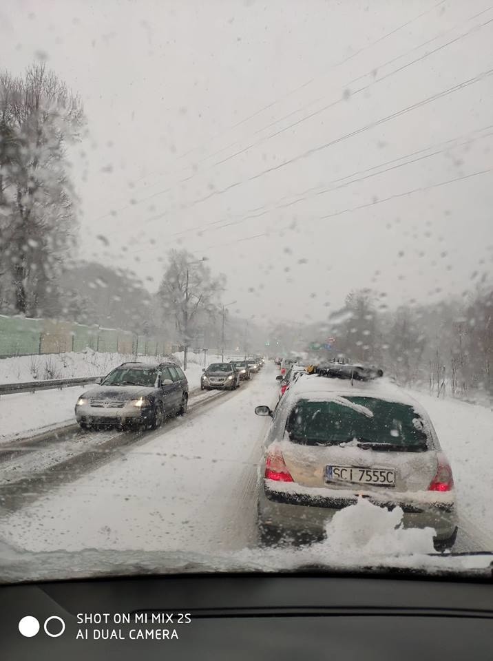 Beskidy: trasa z Ustronia do Wisły zakorkowana, ciągle mocno pada śnieg ZDJĘCIA