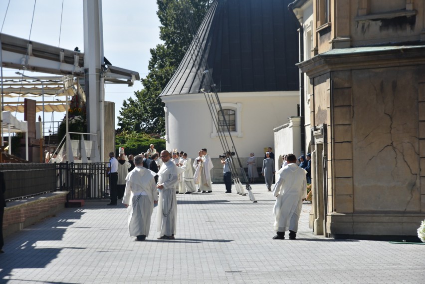 Odpust Matki Boskiej Częstochowskiej na Jasnej Górze. Na błoniach kilkanaście tysięcy wiernych