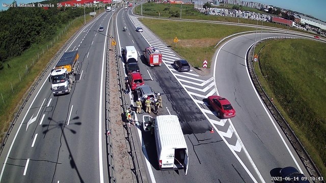 Zderzenie pięciu pojazdów na drodze S6 w Kowalach w poniedziałek, 14.06.2021 r.