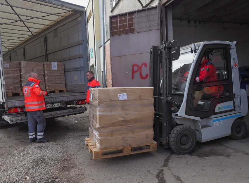 Niemiecki Czerwony Krzyż przekazał dary dla Ukrainy. Transport rzeczy dotarł do lubelskiego oddziału PCK. Zobacz zdjęcia