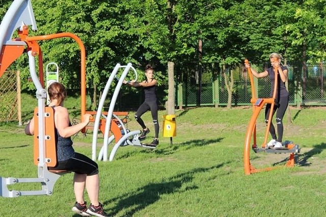 Tak się ćwiczy w Staszowie! W poniedziałek, 3 czerwca otwarty trening na siłowni pod chmurką przy hali sportowej OSIR, przy ulicy Mickiewicza 40 - wstęp za darmo.