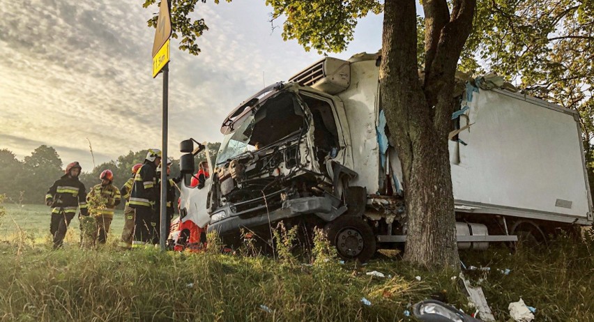 Poważny wypadek pod Reczem. Ciężarówka wjechała w drzewo ZDJĘCIA 