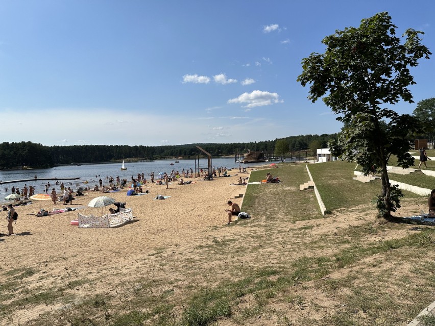 Sporo osób nad zalewem Lubianka w Starachowicach w sobotę 26 sierpnia. Ściągnęła ich słoneczna pogoda. Zobacz zdjęcia