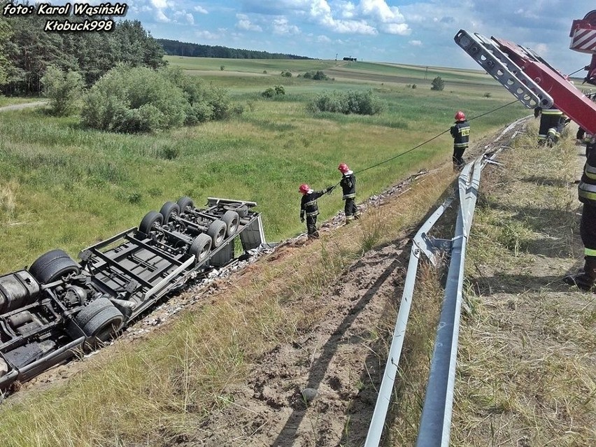 Wypadek na obwodnicy Krzepic. Ciężarówka spadła ze skarpy [ZDJĘCIA]