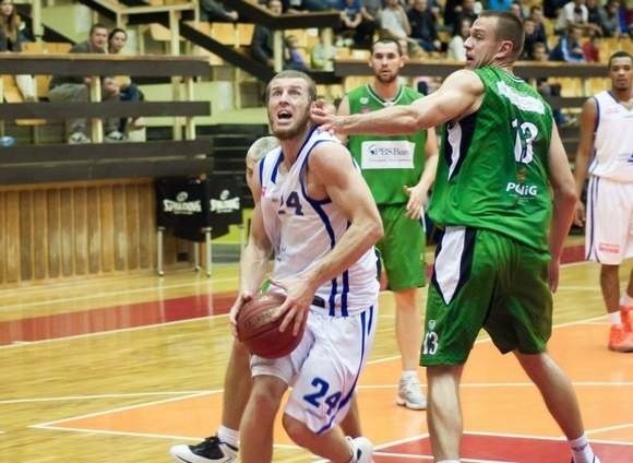 Jakub Dłoniak (z piłką) był najefektowniej grającym koszykarzem meczu.
