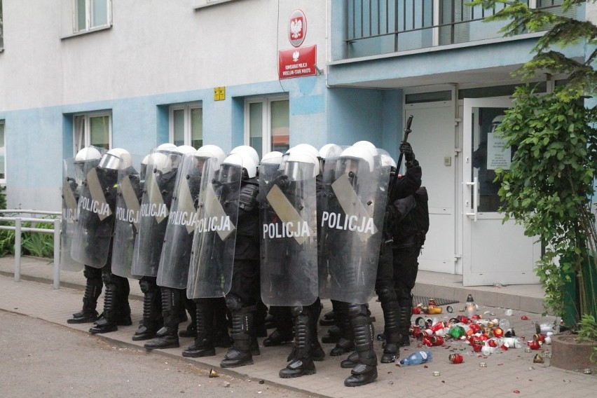 Protest przed komisariatem na Trzemeskiej we wtorek...