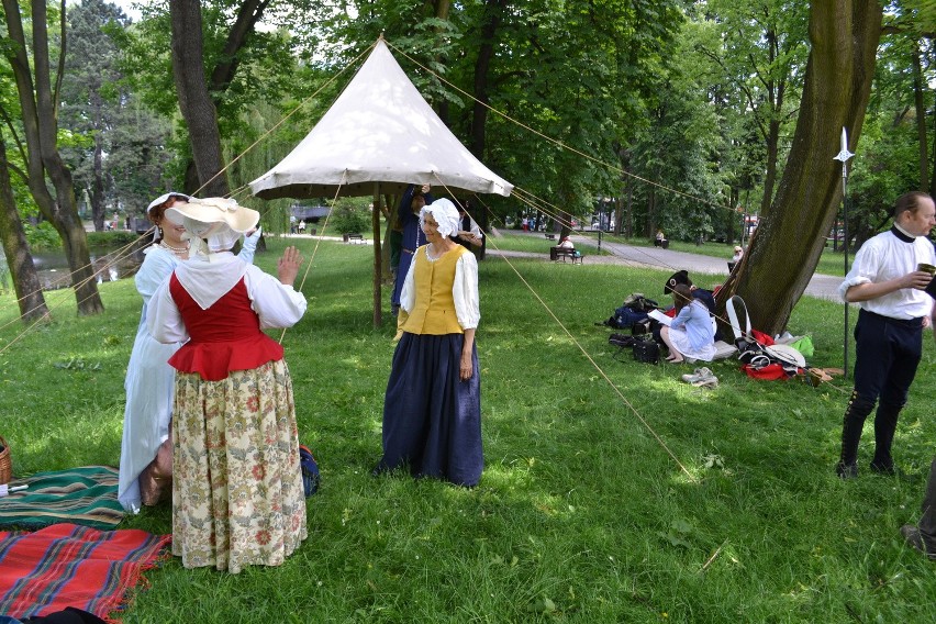 Częstochowa: XVIII-wieczny piknik w Parku Staszica