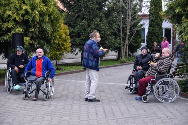 Wspólne grillowanie z osobami bezdomnymi zorganizował w piątek 27 kwietnia gdański magistrat