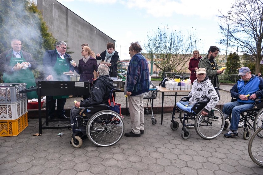 Wspólne grillowanie z osobami bezdomnymi zorganizował w...