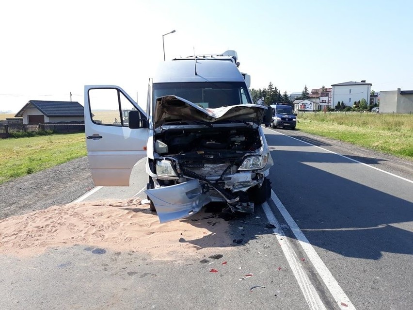 Zderzenie busa i cysterny na DK 91 w Jarostach pod...