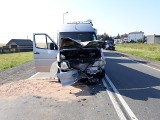 Groźny wypadek w Jarostach w gminie Moszczenica. Bus zderzył się z cysterną na DK 91 pod Piotrkowem Trybunalskim. 11 osób rannych