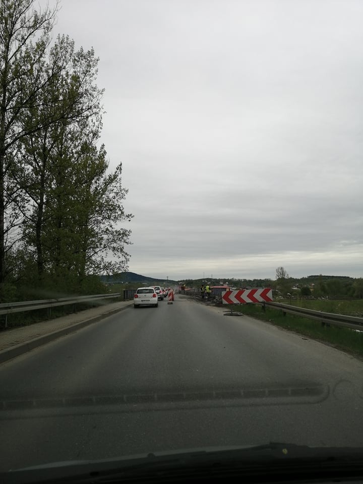 Droga Myślenice-Osieczany. Uwaga kierowcy, ruch przez most odbywa się wahadłowo