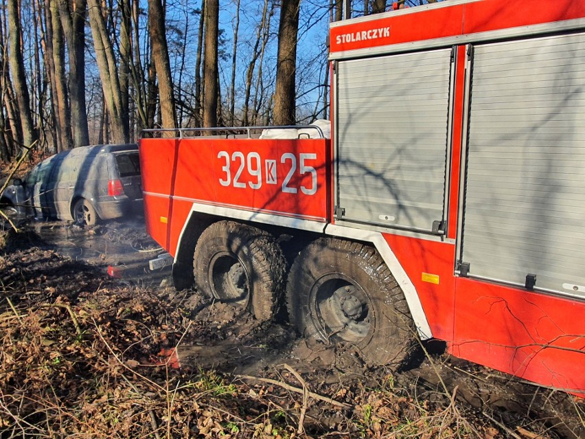 Strażacy wyjmowali samochód, który wjechał na bagna w lesie...