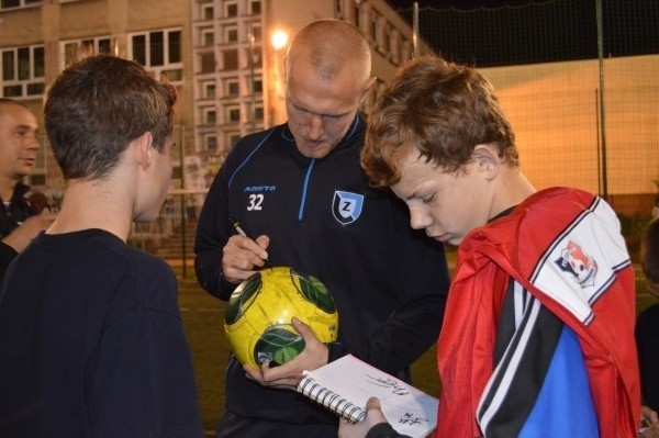 Łukasz Nawotczyński rozdaje autografy młodym adeptom piłki nożnej