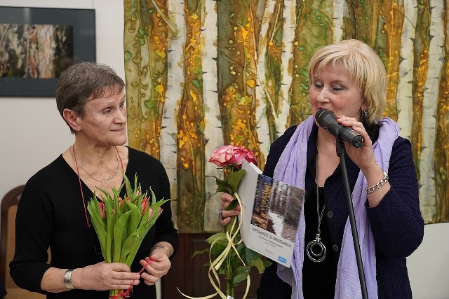 O wystawie Barbary Polakowskiej (z lewej) mówiła Elżbieta Raczkowska, komisarz ekspozycji.