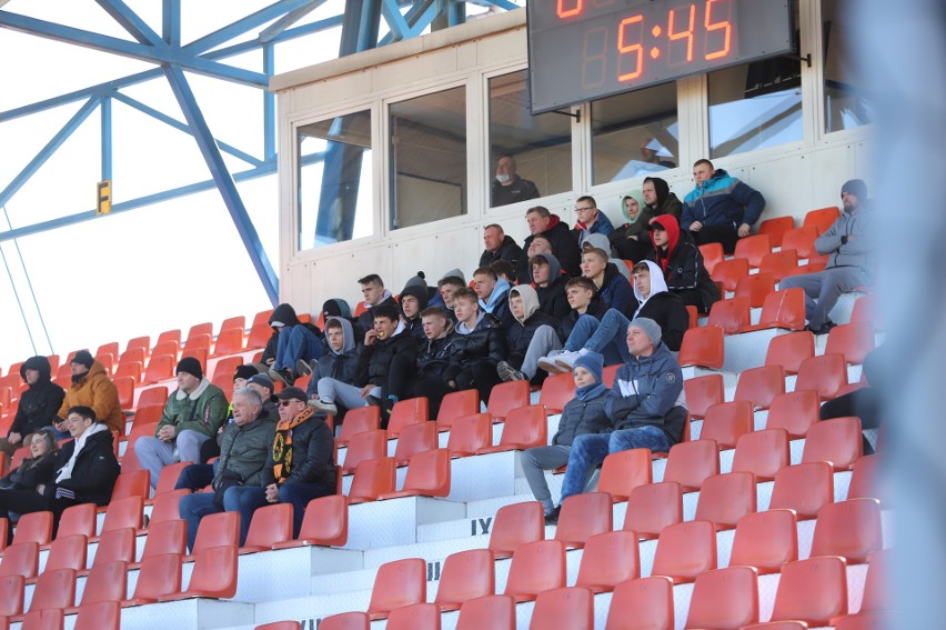 W derbowym meczu trzeciej ligi KSZO 1929 Ostrowiec przegrał z ŁKS Probudex Łagów 0:1. Zobaczcie zdjęcia kibiców z tego spotkania