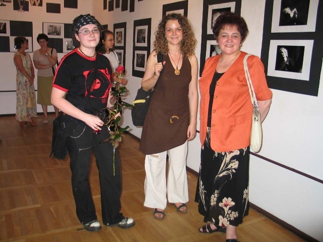 Agnieszka Jankowska (pierwsza od lewej) podczas wystawy swoich fotografii w choszczeńskim domu kultury wraz z młodszą siostrą Joanną i mamą Elżbietą. 