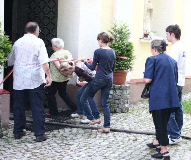 Zaraz po pożarze wierni przyszli obejrzeć straty wyrządzone w świątyni przez żywioł. Potem wzięli się za sprzątanie.