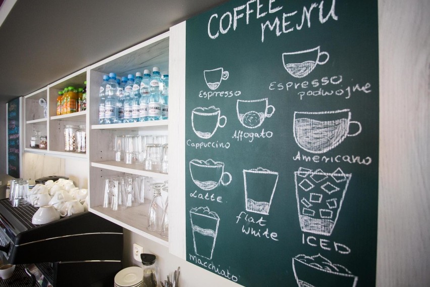Cafe latte lub cappucino - z kawiarni sieciowej, Żabki a może po prostu w domu. Obyczaje kawowe Polaków mogą zadziwić!