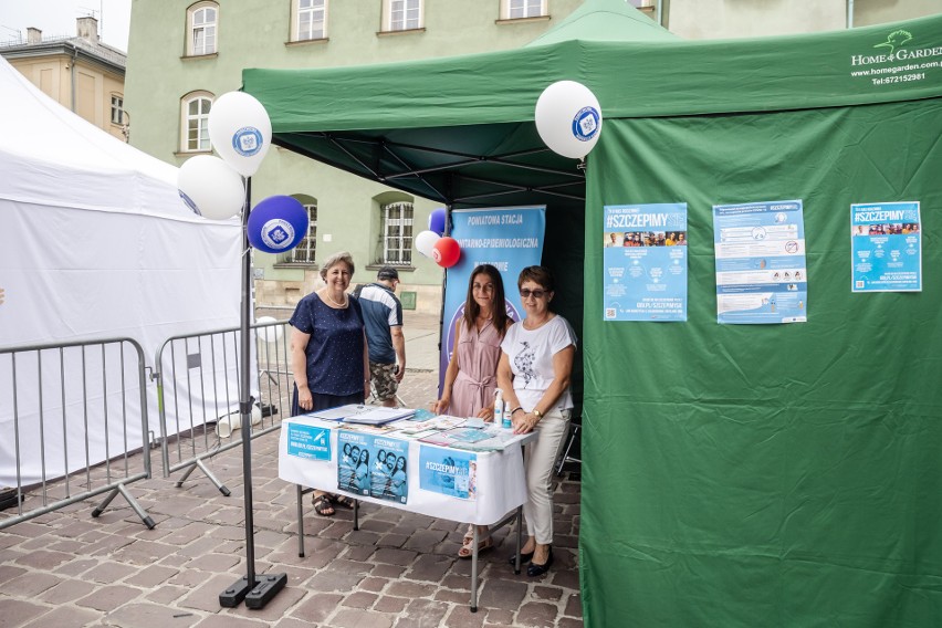 Kraków. Wakacyjna akcja szczepień przeciw covid-19 na Małym Rynku i przy ul. Kolnej [ZDJĘCIA]