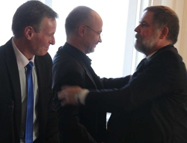 Julian Kruszyński (z prawej) chce by szefem szpitala powtórnie został lekarz Piotr Rogalski (w środku). Na zdjęciu członek zarządu powiatu Cezary Zając.