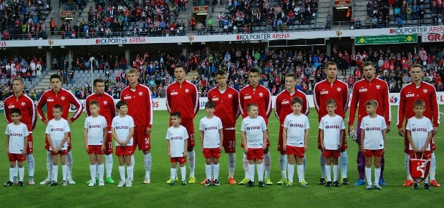 Piłkarska reprezentacja Polski do lat 21 podczas meczu towarzyskiego ze Szwecją, który odbył się na Kolporter Arenie w Kielcach, we wrześniu 2015 roku.