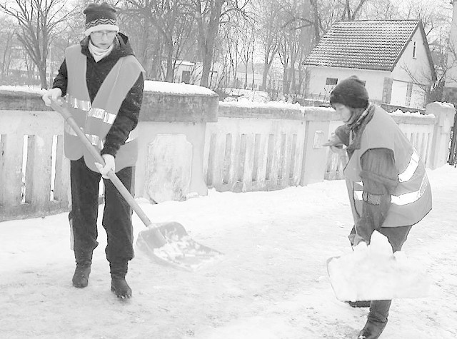 Po całonocnych opadach wczoraj rano w całym mieście pełno było śniegu. W pierwszej kolejności pracownicy służb komunalnych oczyszczali mosty i otwory wlotowe do studzienek ściekowych, którymi spływała woda z topiącego się śniegu.