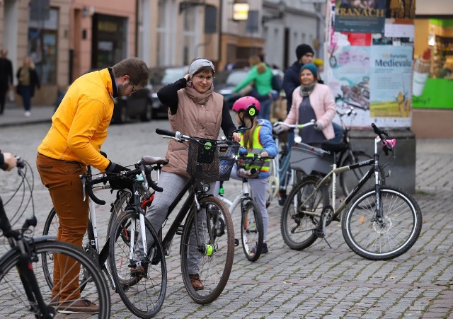 Kolejna Rowerowa Masa Krytyczna przejechała przez Toruń. Tym razem hasło przewodnie imprezy brzmiało: "Rowerzysto - bądź widoczny!".  Przejazd miał przypomnieć o obowiązku używania oświetlenia rowerowego zwłaszcza w sezonie jesienno–zimowym. Oto nasza fotorelacja.