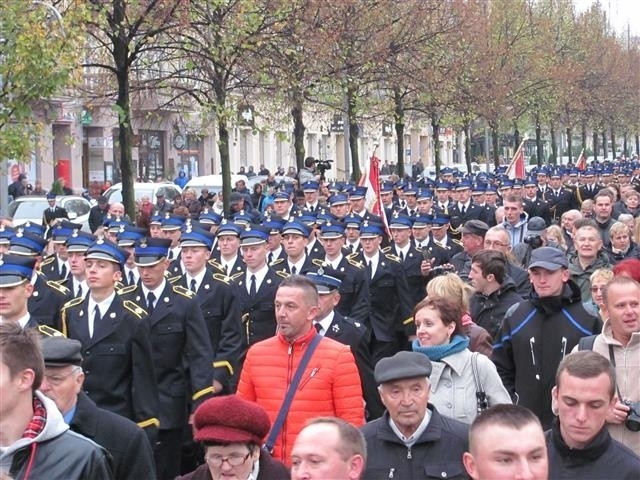 Defilada i ślubowanie strażaków w Częstochowie. Towarzyszyły...