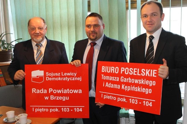 Biuro posłów: Adama Kępińskiego (w środku) i Tomasza Garbowskiego (z prawej) będzie prowadził ich asystent, a jednocześnie szef rady powiatowej SLD Franciszek Wysocki (z lewej).