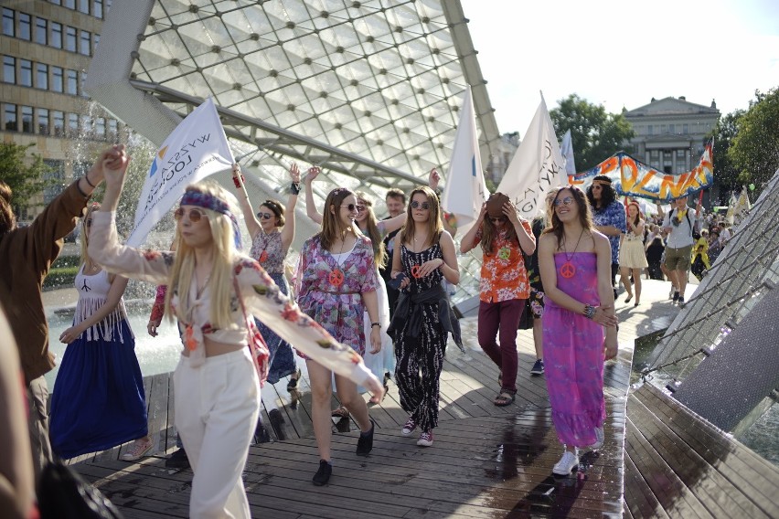 Studenci przejęli władzę w mieście. Zabawa trwa