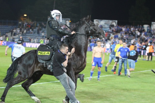 Po meczu Ruchu z Łęczną na stadionie interweniowała policja konna