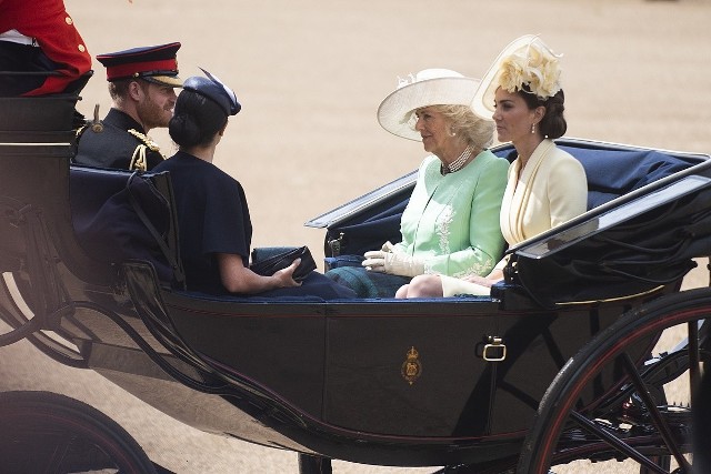 Księżna Kate (z prawej) obok królowej Kamili, po lewej książę Harry z żoną Meghan Markle. Zdjęcie z 2019 roku.