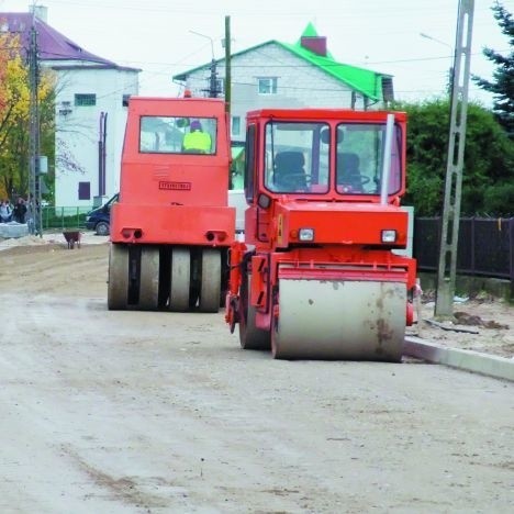 Na ulicy Tysiąclecia rozpoczęto prace przy kładzeniu asfaltu