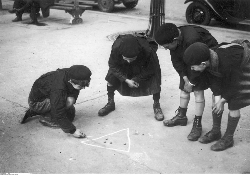 1931

Uczniowie w mundurkach szkolnych podczas gry w kulki.