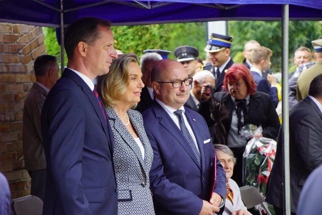 Na cmentarzu komunalnym w Sławnie dokonano uroczystego odsłonięcia tablicy pamiątkowej w hołdzie Żołnierzom 2. Korpusu Polskiego pod przywództwem gen. W. Andersa. Podczas wydarzenia była obecna córka generała, senator Anna Maria Anders. - Gdy byłam dzieckiem widziałam tych, którzy walczyli o Monte Cassino. Niestety, takich osób jest  coraz mniej. Dla mnie oni są jak rodzina - mówiła podczas uroczystości na cmentarzu komunalnym w Sławnie senator Anna Maria Anders, która odsłoniła tablicę pamiątkową ku czci pamięci poległych pod Monte Cassino w 1944 roku. - To jest miejsce, które jest mi bardzo bliskie. Właściwie tam człowiek zdaje sobie sprawę ile Polaków zginęło we Włoszech. Wszędzie widać tablice z informacją o generale Andersie. Dla mnie to jest zawsze niebywałe - zaznaczała Anna Maria Anders. Uroczystośż odbyła się przy Krzyżu Katyńskim. To właśnie tam odsłonięto pamiątkową tablicę. W trakcie wydarzenia był także obecny burmistrz Sławna, Krzysztof Frankenstein. - Ta uroczystość wpisuje się w setną rocznicę odzyskania niepodległości przez Polskę. Jest to również wydarzenie, które ma charakter dydaktyczny. Jestem przekonany, że wpisuje się w historię naszego miasta - mówił włodarz Sławna. Swoje przemówienie miał również Robert Stępień, wicekurator oświaty, który przedstawił rys historyczny związany z żołnierzami  gen. Andersa. Na specjalnej tablicy widnieją słowa: ,,W hołdzie żołnierzom 2 Korpusu Polskiego  gen. Władysława Andersa. Walczącym we Włoszech w latach 1943-1945, zwycięzcom w Bitwach o Monte Cassino, Ankonę , na linii Gotów, Apeninie Emiliańskim oraz Bolonię. Społeczeństwo Ziemi Sławieńskiej”. Uroczystości towarzyszyła Orkiestra Wojskowa ze Szczecina oraz Kompania Honorowa Centrum Szkolenia Sił Powietrznych w Koszalinie.Zobacz także Bieg w Sławnie dla Niepodległej Polski