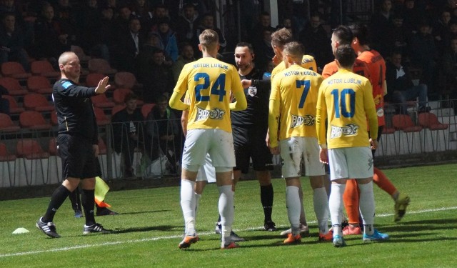 W trzecioligowym meczu piłkarskim KSZO 1929 Ostrowiec przegrał z Motorem Lublin 0:1. Jedyną bramkę w 48 minucie zdobył Tomasz Swędrowski. KSZO 1929 Ostrowiec Świętokrzyski – Motor Lublin 0:1 (0:0)Bramka: 0:1 – Tomasz Swędrowski, 48 min.KSZO: Lipiec 8 – D.Cheba 6, Dybiec 6, Mężyk 6, Kaczmarek 5 – Kapsa 4 (50.Łokieć 6), Burzyński 6 (64.Mąka 5), Imiołek 7, Rząsa 5 (57.Miłek 6), Bełczowski 5 (67.Nogaj 5) – Chałas 7. Trener: Sławomir Majak.Motor: Strączek – Gruszkowski, Grodzicki, Łukasik, Michota – Kunca, Swędrowski, Kumoch (89.Cichocki), Duda, Nowak (75.Bonin), Darmochwał (77 Grunt). Trener: Mirosław Hajdo.Żółte kartki: Burzyński, Kaczmarek – Darmochwał, Nowak.Sędziował: Artur Szelc (Krosno).Po porażce z Motorem Lublin sytuacja piłkarzy KSZO jest zła. Trener Sławomir Majak już mówi o konieczność wzmocnień, jeżeli drużyną chce utrzymać się w trzeciej lidze.W pierwszej połowie meczu obie drużyny bardziej „badały” się niż grały widowiskowy futbol. Raz przeważał KSZO, a raz Motor. Niewiele było podbramkowych akcji.  Jedyne co wzbudziło emocje to strzały z dystansu  Chałasa i Kapsy z KSZO oraz Kumocha i Dudy z Motoru.W 38 min. sędzia podyktował rzut karny dla KSZO za zagranie ręką jednego z obrońców lubelskiego zespołu. Doświadczony Marcin Kaczmarek strzelił prosto w bramkarza gości, bo nieczysto uderzył w piłkę, a ta odbiła się od nóg golkipera Motoru i na tablicy świetlnej nadal widniał wynik 0-0.  Kibice nie kryli rozczarowania.Druga połowa rozpoczęła się od błędu KSZO. Nasi piłkarze zgubili piłkę w środkowej strefie boiska. Rajd Kumocha, który zagrał do Nowaka, a ten posłał w pole karne, gdzie , celnie główkował Swędrowski. W tym przypadku zawinił bramkarz KSZO i linia Defensywy. W tej części meczu Motor miał przewagę w każdym elemencie gry, a zawodnicy KSZO biegali za graczami z Lublina. Dopiero w ostatnim kwadransie podopieczni Sławomira Majaka zaczęli kierować piłkę w pole karne przeciwników, ale bez rezultatu. Defensywa Motoru była na posterunku. Po meczu powiedzieli.Mirosław Hajdo trener Motoru Lublin- Dla nas był to bardzo trudny mecz. Ten mecz bardzo chcieliśmy wygrać. Obecna trzecia liga jest bardzo mocna. Wystarczy wygrać dwa, trzy mecze i już można „puka” do czołówki. Mamy nad czym jeszcze pracować, ale już dzisiaj pokazaliśmy dojrzałą grę. Co do postawy sędziów mam duże zastrzeżenia.Sławomir Majak, trener drużyny KSZOKluczowym momentem meczu był niestrzelony rzut karny, a jeżeli się gra z tak trudnym przeciwnikiem to takie sytuacje powinny być wykorzystane w stu procentach. Motor przeważał  w wielu elementach gry. Oddaliśmy mało strzałów na bramkę motoru. Defensywa gości zagrała bardzo dobrze. Przed nami dwa ostanie mecze. Musimy walczyć. Ja mam umowę do końca grudnia. Wtedy odbędą się rozmowy z zarządem co do dalszej współpracy. Na pewno przed rozpoczęciem sezonu apetyty kibiców były zdecydowanie większe, ale liga to zweryfikowała. Nasze miejsce w tabeli odzwierciedla nasz obecny potencjał. Będziemy robić wszystko, żeby w dwóch ostatnich meczach zdobyć komplet punktów. Jeżeli chcemy realnie myśleć o utrzymaniu  w trzeciej lidze to czeka nas przebudowanie zespołu. Oczywiście jeżeli pozwolą na to finanse.Nasi piłkarze zajmują 13 pozycję w tabeli. Przed nimi, na zakończenie rundy jesiennej, dwa mecze wyjazdowe – do Radzynia Podlaskiego na mecz  z Orlętami i Świdnika z Avią.Mariusz Jabłoński