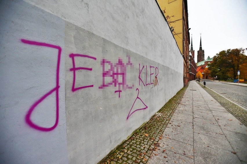 Ostrów Tumski i najbliższe okolice zamalowane hasłami. Nie brakuje wulgaryzmów. Tak to wygląda po protestach [ZDJĘCIA]