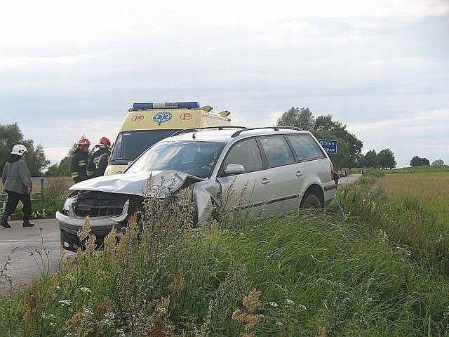 Renault spowodował zderzenie, volkswagen uderzył w barierkę