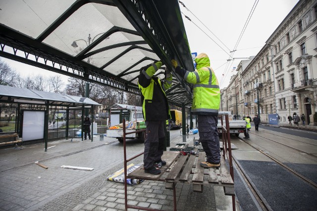 Na środku Basztowej powstał dodatkowy przystanek dla tramwajów. Autobusy będą się zatrzymywać tam, gdzie wcześniej