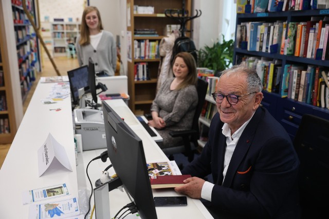 Krzysztof Materna i Jerzy Fedorowicz stanęli za ladą Biblioteki Kraków