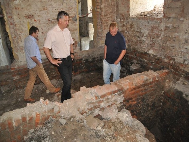 Przedstawiciele ratusza i wykonawcy lustrują wykopane fundamenty w piwnicach szczecineckiego zamku. 