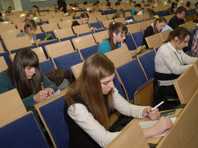 Uczestnicy konkursu rozwiązywali test w auli Instytutu Ekonomii i Zarządzania Politechniki Koszalińskiej