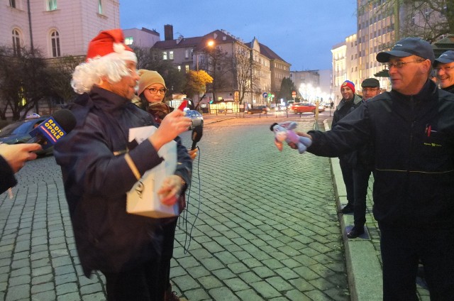 Kilkadziesiąt osób wzięło udział w proteście pocztowców w Opolu. Przygotowali paczkę dla zarządu: z krasnalem, osiołkiem i rózgą.