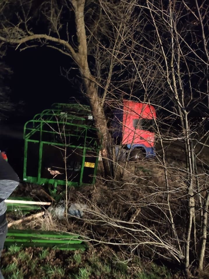 Kolizja na trasie Narew - Trześcianka. Tir zderzył się z busem. Wszystko przez traktor (zdjęcia)